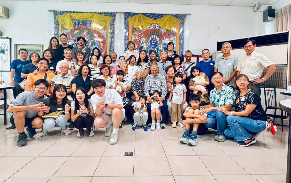 家族合照，多位大人與孩子齊聚一堂